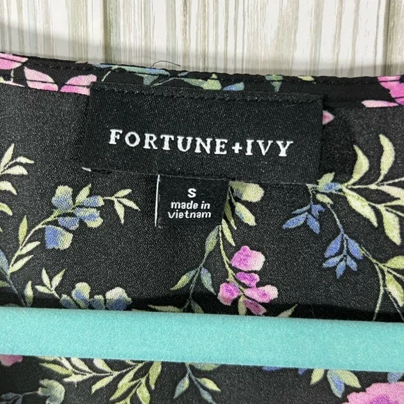 Fortune & Ivy V-Neck Short Sleeve Top - Picture 3 of 5
